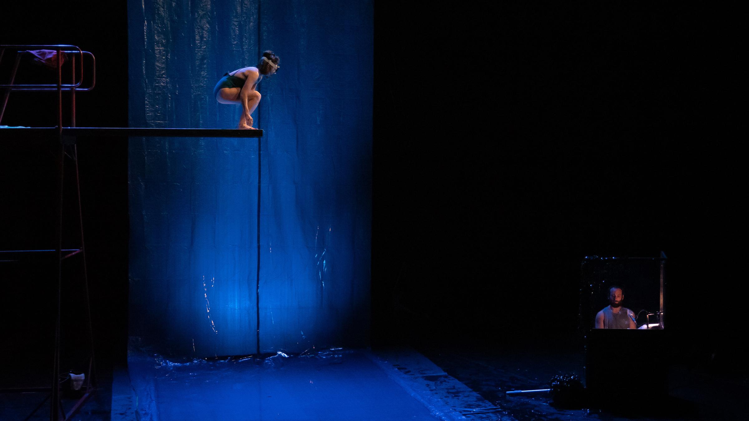 photo d'une femme debout sur un plongeoir situé sur la scène